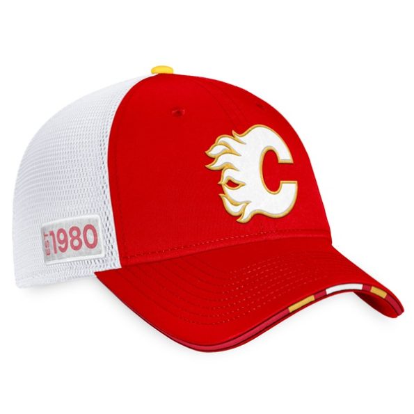 Calgary-Flames-Fanatics-Branded-2022-NHL-Draft-Authentic-Pro-On-Stage-Trucker-Justerbar-Keps-RodVit.1